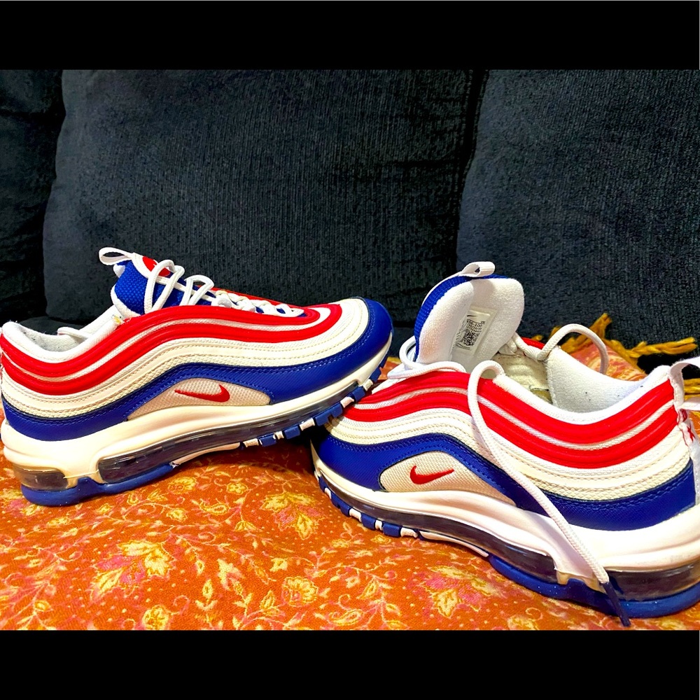 Big boy Nike air max shoes color white..blue and red